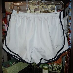 🎈Nike🎈BUY 1 GET 1 FREE 🎈White Shirts Sz L